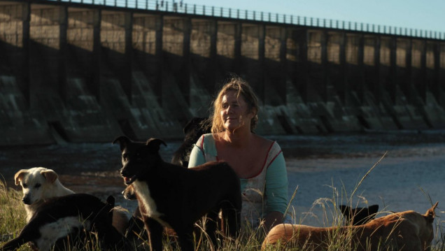 imagen La mujer de los perros: la jauría de los suburbios