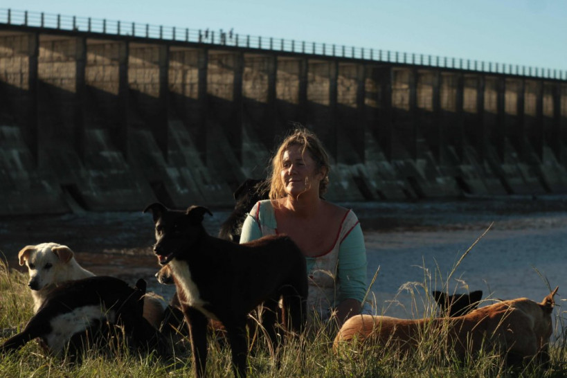 imagen La mujer de los perros: la jauría de los suburbios